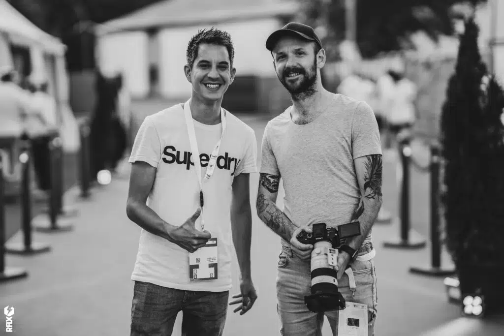 Photo de Vincent et Morgan, les fondateur de l'agence de marketing digital RFLX, lors de la coupe du monde de rugby TotaEnergies à Pau
