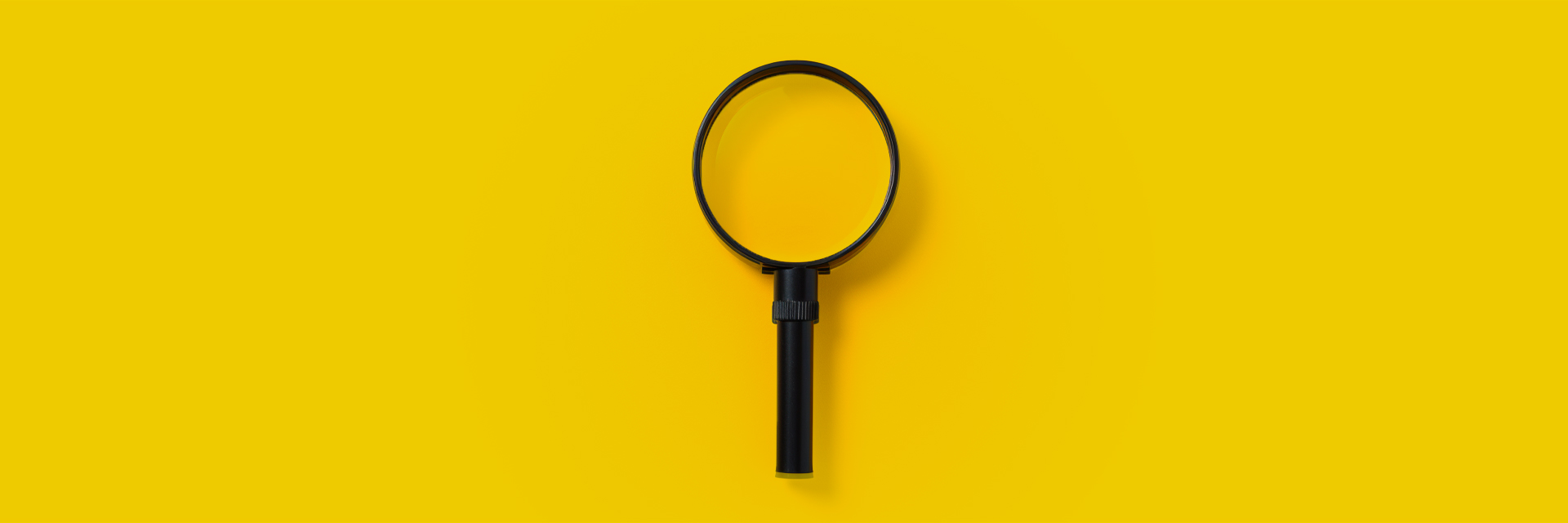 Une loupe représentation la recherche des détails pour optimiser le référencement naturel SEO d'un site internet
